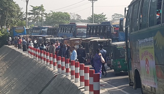 সিরাজদিখানে বনভোজনের গাড়িতে ৪ কিলোমিটার রাস্তা যানজট