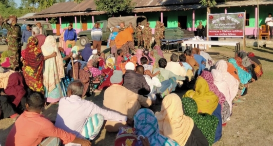 ভূরুঙ্গামারীতে সেনা বাহিনীর শীতবস্ত্র বিতরণ