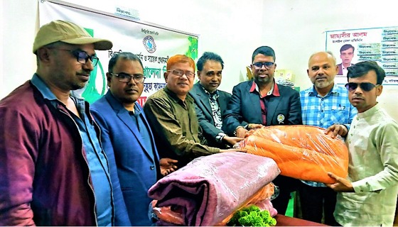 টাঙ্গাইলে প্রিণ্ট মিডিয়া আসোসিয়েশনের উপহার প্রদান