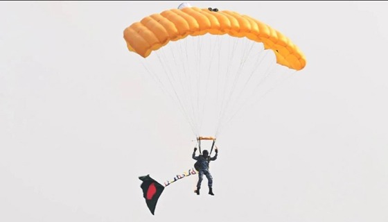 পতাকা হাতে প্যারাস্যুটিংয়ের বিশ্বরেকর্ড বাংলাদেশের
