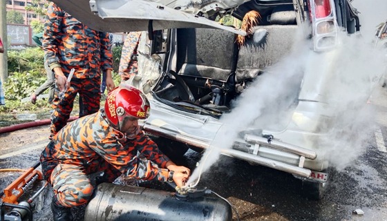 কাভার্ড ভ্যানের ধাক্কায় দুমরে মুচরে গেছে যাত্রীবাহি মাইক্রোবাস