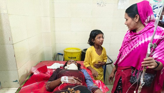 কালীগঞ্জে স্ত্রী কে গলা কেটে হত্যার চেষ্টা