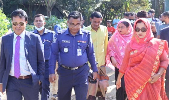 নাসিরনগরে ডিসির ভোটকেন্দ্র পরিদর্শন