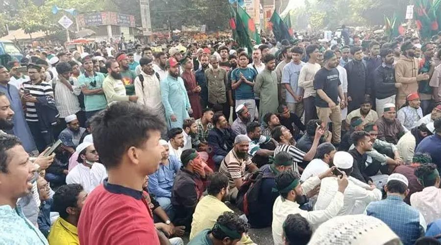 স্লোগানে কাঁপছে শাহবাগ