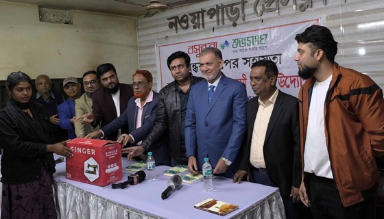 অভয়নগরে ভবদহের জলাবদ্ধ এলাকার ২০ নারী পেলো সেলাই মেশিন