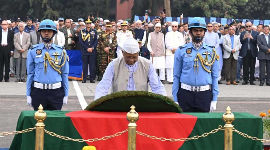 রাষ্ট্রীয় মর্যাদায় এ কে খন্দকারকে শেষ বিদায়, জানাজায় অংশ নেন প্রধান উপদেষ্টা