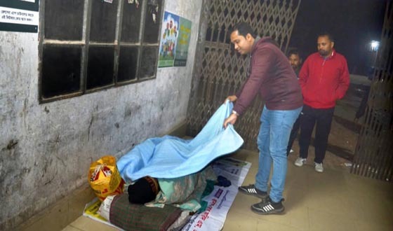 লালপুরে শীতার্ত ছিন্নমূল মানুষের পাশে উপজেলা প্রশাসন