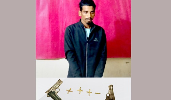হোমনায় যৌথ অভিযানে অস্ত্রসহ যুবক আটক