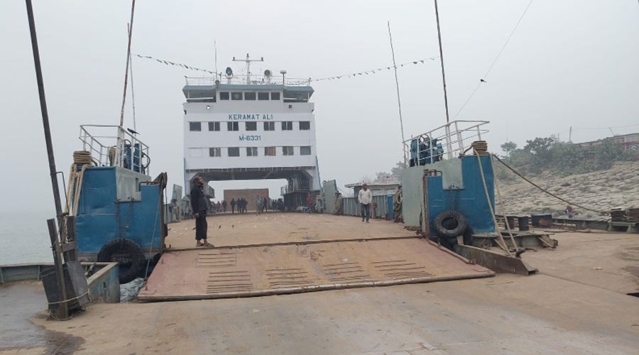 ১৫ ঘণ্টা পর পাটুরিয়া-দৌলতদিয়া নৌরুটে ফেরি চলছে