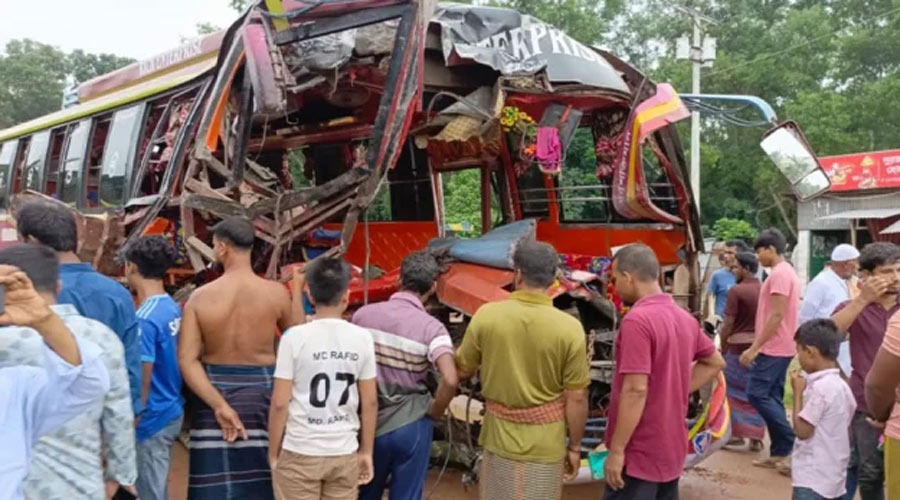 ট্রাক-অ্যাম্বুলেন্স ভয়াবহ সংঘর্ষ, ভাই-বোনসহ ৩ মৃত্যু