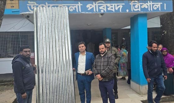 ত্রিশালে অগ্নিকান্ডে ক্ষতিগ্রস্ত পরিবারের মাঝে ঢেউটিন বিতরণ