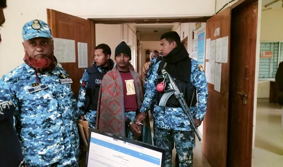 দৌলতখানের চরে আগ্নেয়াস্ত্র সহ যুবক আটক