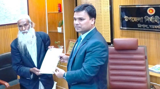 ত্রিশালে সংসদ সদস্য প্রার্থী হিসেবে মনোনয়ন জমা দিলেন ভিক্ষুক মুনসুর