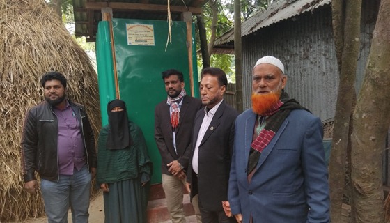 নাঙ্গলকোটে দরিদ্রদের মাঝে সেনেটারি ল্যাট্রিন ও নলকূপ হস্তান্তর