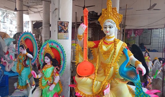 চাঁদপুরে স্বরস্বতীর পূজোর আমেজ:প্রতিমা বেচাকেনায় সরগরম হাট
