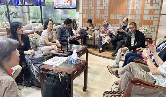 গণঅভ্যুত্থানে আহত: সিঙ্গাপুরের চক্ষুচিকিৎসক দল ঢাকায়