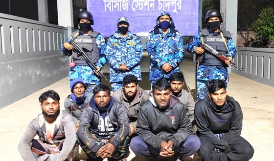 মেঘনায় অবৈধ বালু বহনকারী ২ টি বাল্কহেডসহ আটক ৭