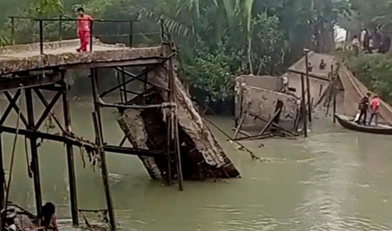 সেতু ভেঙে পড়ায় বরগুনার দশ গ্রামের মানুষের দুর্ভোগ