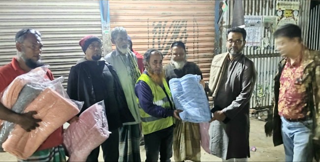 সিরাজদিখানে সারা বাংলা ৮৮ ফাউন্ডেশনের শীতবস্ত্র বিতরণ