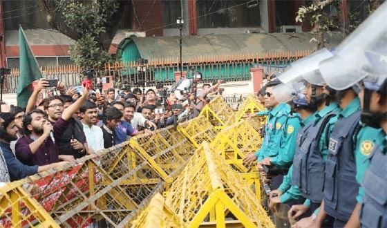 স্বরাষ্ট্র উপদেষ্টার পদত্যাগের দাবিতে ইনকিলাব মঞ্চের বিক্ষোভ, পুলিশের বাধা