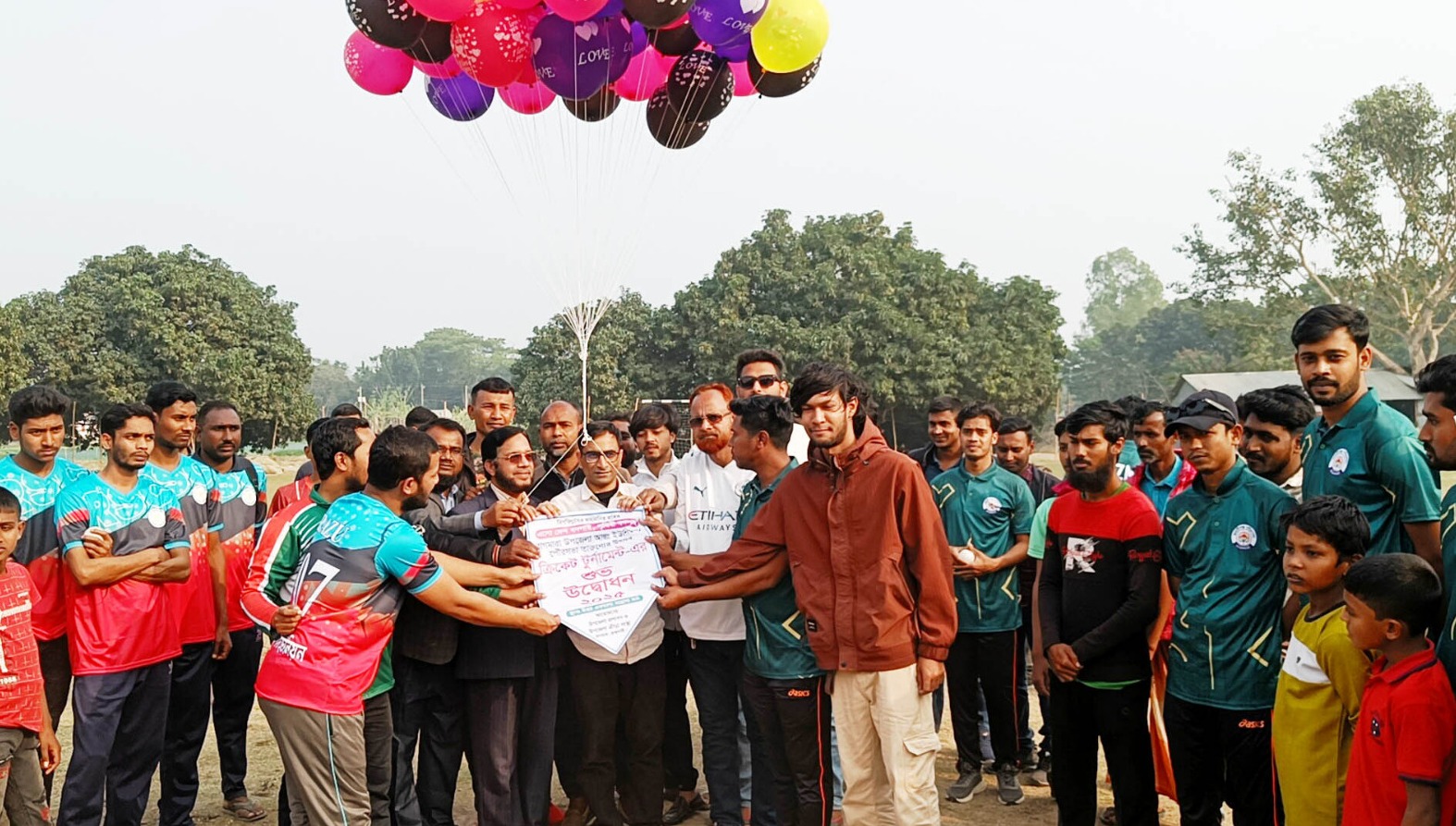 বাগমারায় তারুণ্যের উৎসব উপলক্ষে ক্রিকেট টুর্ণামেন্টের উদ্বোধন