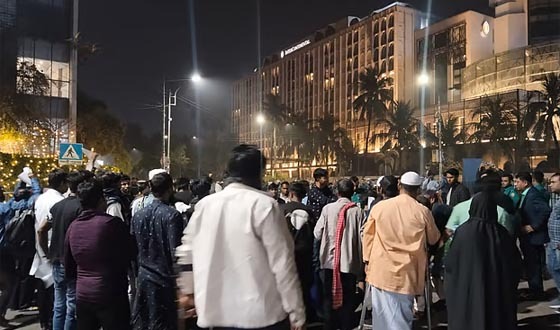 হোটেল ইন্টার কন্টিনেন্টালের সামনে অবস্থান নিয়ে বিক্ষোভ করছেন গণ-অভ্যুত্থানে আহত ব্যক্তিরা