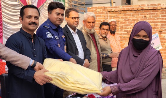 নারীদের সংগঠন ‘সাম্যের পথে’ এর উদ্দ্যোগে শীতবস্ত্র বিতরণ
