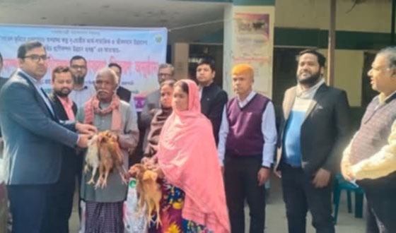 তানোরে ক্ষুদ্র নৃগোষ্ঠীর মাঝে মুরগি ও মুরগির উপকরণ বিতরণ