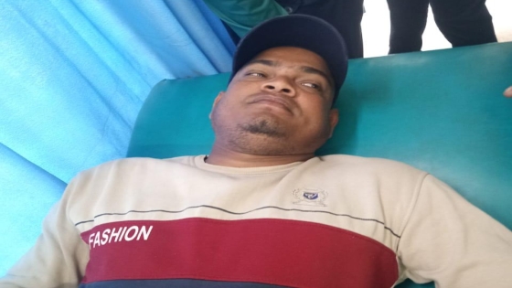 পবায় ককটেল বিস্ফোরণ ঘটিয়ে টেন্ডার বাক্স লুট, যুবদল নেতা আহত