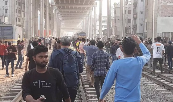 তিতুমীর শিক্ষার্থীদের রেলপথ অবরোধ: পুলিশ, বিজিবি মোতায়েন