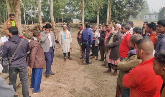 হিলিতে অবৈধ করাতকলে জরিমানা প্রদান