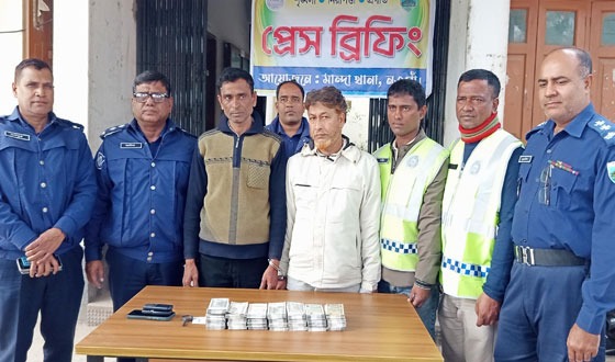 বিপুল পরিমাণ ভারতীয় জাল রুপিসহ আটক ২
