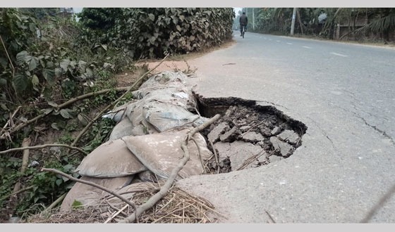 কালীগঞ্জে ভাঙ্গাচোরা রাস্তা দিয়ে ঝুকি নিয়ে চলাচল