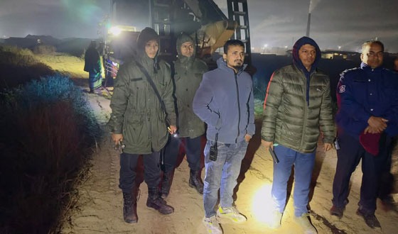 সাতকানিয়ায় টপসয়েল রক্ষায় গভীর রাতে ইউএনওর অভিযান