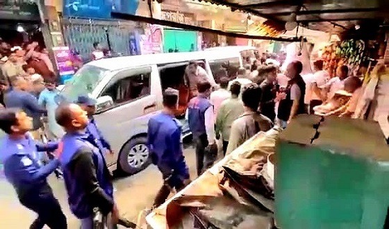 হাটহাজারীতে চেয়ারম্যানকে আটক করতে গিয়ে তোপের মুখে পুলিশ, নারী গুলিবিদ্ধ