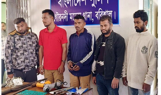বরিশালে সরঞ্জামাদিসহ পাঁচ ডাকাত গ্রেপ্তার