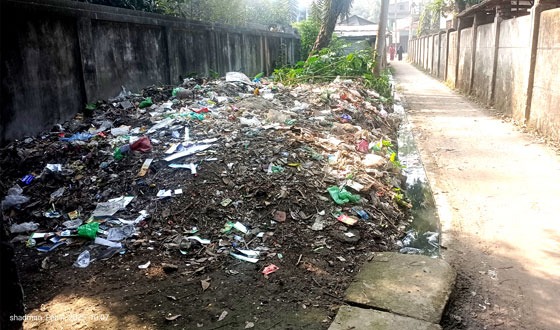 কালীগঞ্জ পৌরসভার প্রাচীরের পাশেই ময়লার ভাগাড়, দূগন্ধে স্থানীয়দের দুর্ভোগ