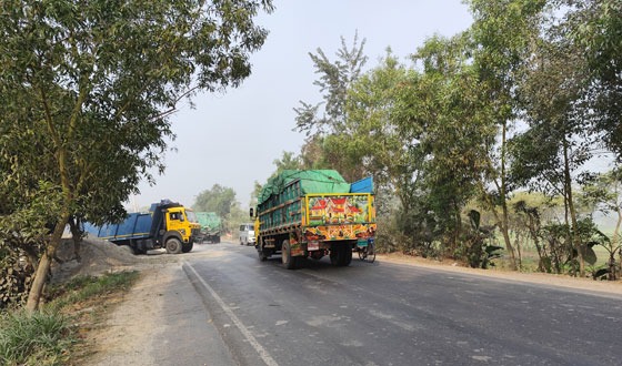 ঢাকা কুষ্টিয়া মহাসড়কের চলছে বালির ব্যবসা