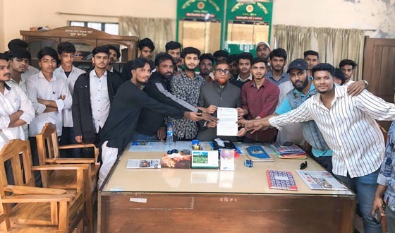ছাত্রলীগের বিচার চেয়ে বাবুগঞ্জে ডিগ্রী কলেজ ছাত্রদলের স্মারকলিপি