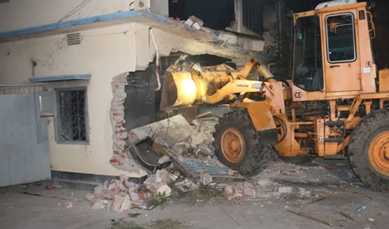 বরিশালে আমু ও সাদিকের বাড়ি ভাঙচুর, অগ্নিসংযোগ