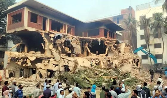 বুলডোজারে গুঁড়িয়ে দেওয়া হলো ধানমন্ডি ৩২ নম্বর বাড়ি