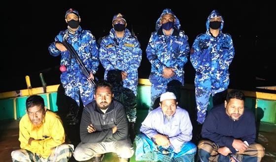 অবৈধ বালু বহনকারী জাহাজসহ আটক ৪ জন