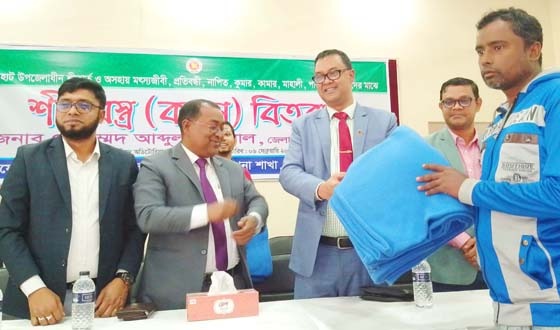 ধামইরহাটে নওগাঁ জেলা প্রশাসক কর্তৃক শীতবস্ত্র বিতরণ