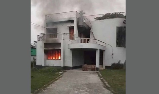 আ’লীগ নেতা ও অভিনেত্রী শাওন বাড়িতে ভাঙচুর ও অগ্নিসংযোগ