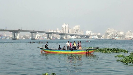 মেঘনায় বাল্কহেড থেকে পড়ে শ্রমিক নিখোঁজ