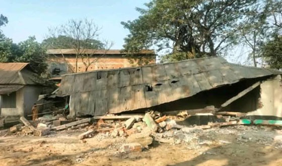 গাইবান্ধা আ.লীগের কার্যালয় গুঁড়িয়ে দিয়েছে ছাত্র-জনতা