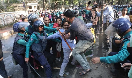 নিয়োগ বাতিল হওয়া শিক্ষকদের ওপর পুলিশের জলকামান-লাঠিচার্জ