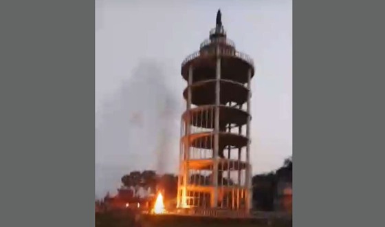 কালীগঞ্জে “বঙ্গবন্ধু টাওয়ার” ভাংচুর করে আগুন দিয়েছে জনতা