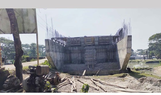 পাঁচ কোটি টাকার ব্রীজের নির্মাণ কাজ পাঁচ বছরেও শেষ হয়নি