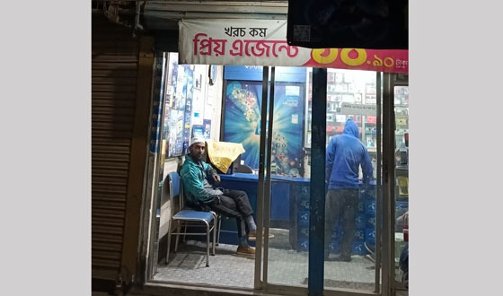 তানোরে দিনে দুপুরে মোবাইলের দোকানে চুরি